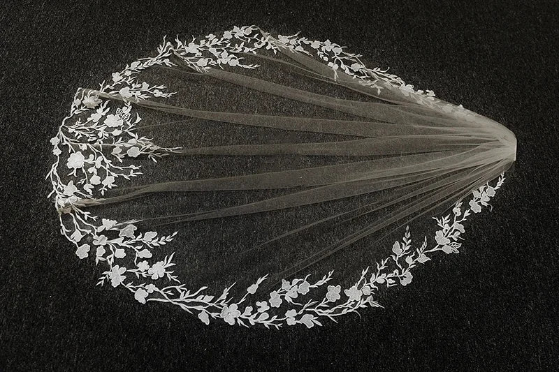 Feishiluo Ivory Lace Bride Veil One Layer with Comb Short Wedding Veil Embroidered Appliqued Edge Wholesale