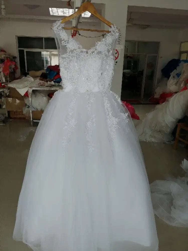 2020 Spring New Fashion V Neck White Beaded 3D Flower Floor Length Lace up Back Bridal Wedding Gown