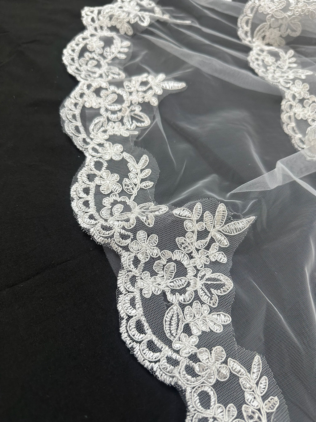 Feishiluo New Design 2-Layer Short Bridal Veils with Comb Ivory Lace Edge Beaded 100% Polyester 85+65cm for Wedding Dress