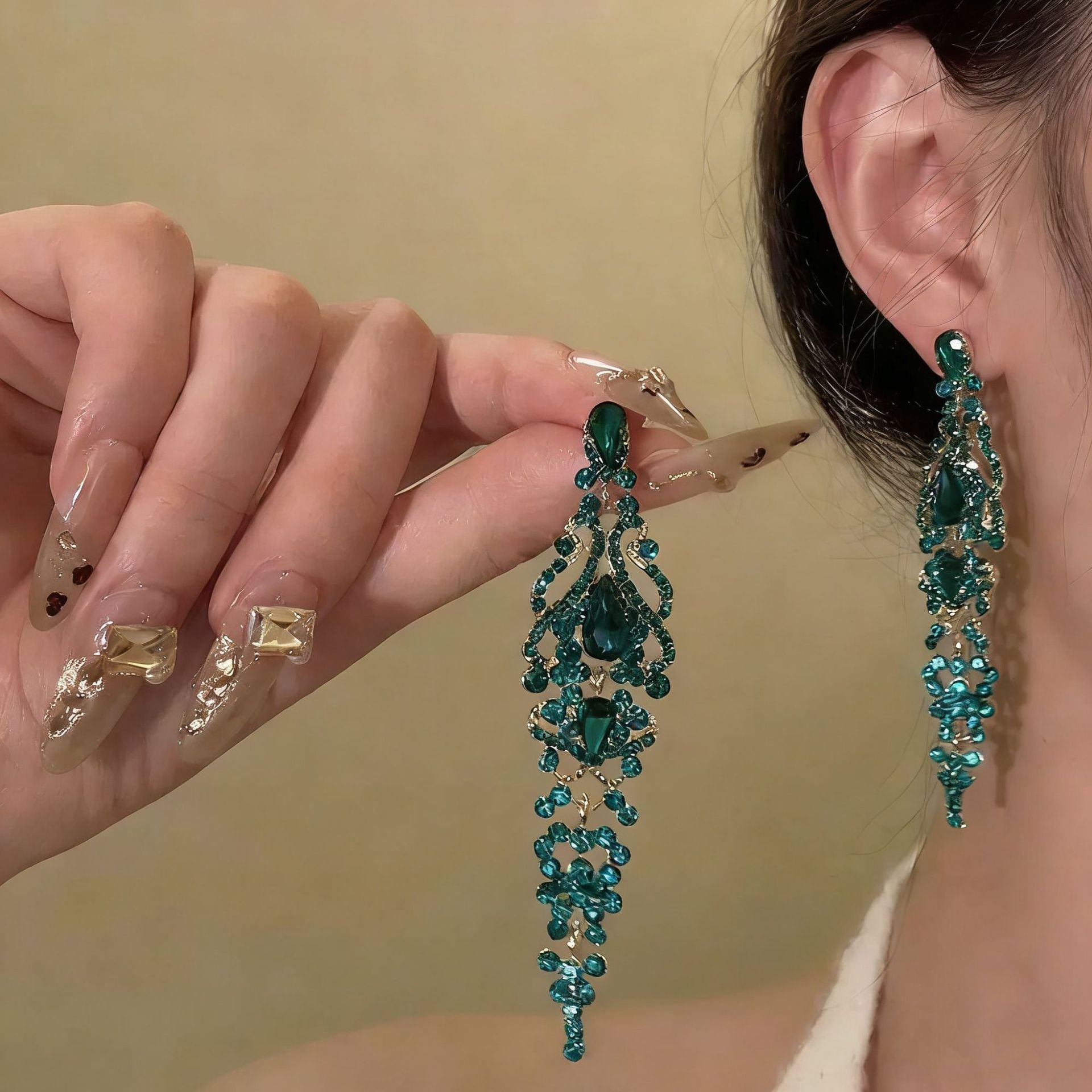 Women's Exaggerated Green Diamond Flower Personalized Design Long Ear Clip