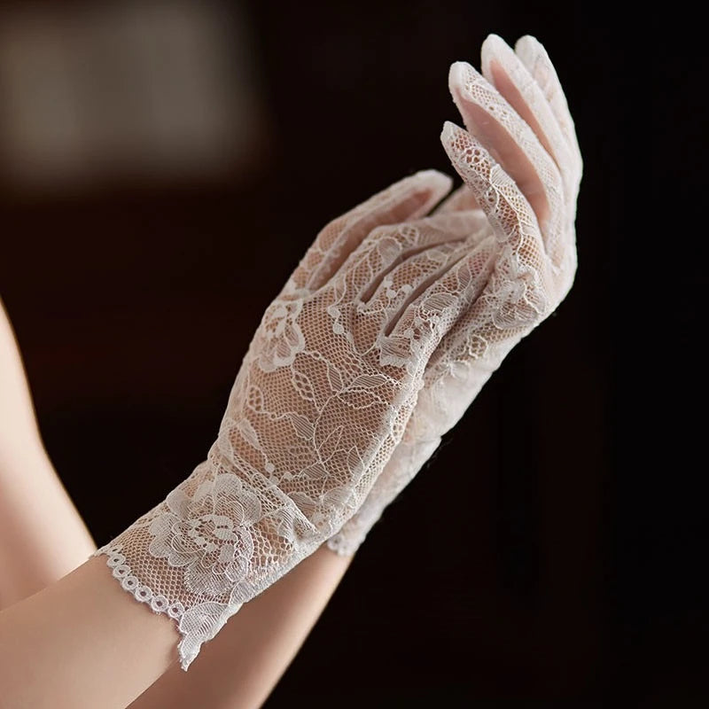 Short Lace Bridal Gloves Floral Embroidered Sheer Tulle Wedding Gloves for Bride Wedding Dress Accessories Photo Shoot & Events