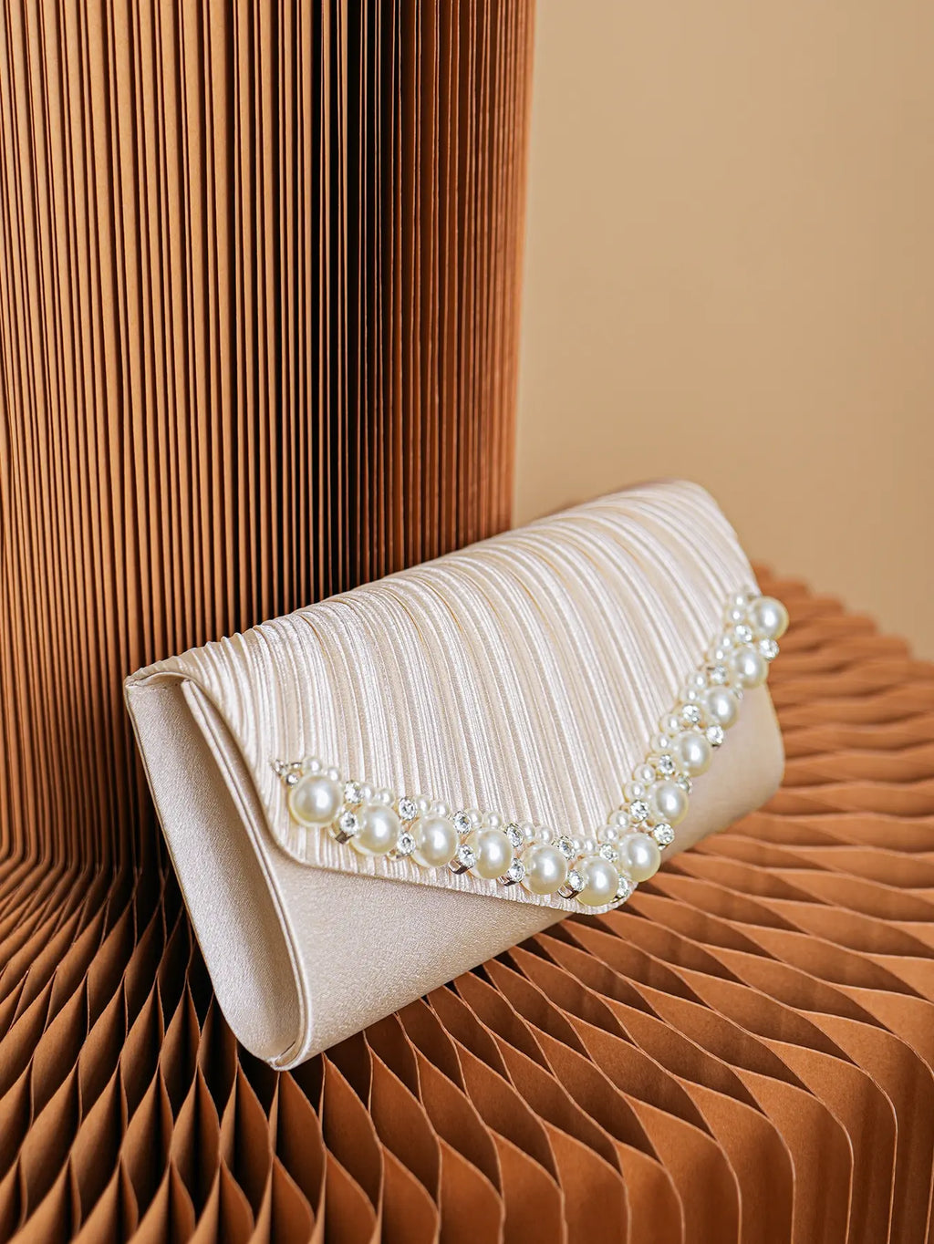 Womens Pearl Decor pleated Satin Clutch Bag， Fashion Diamond Evening Handbag Bridal Purse for Wedding Party for Women Formal Par