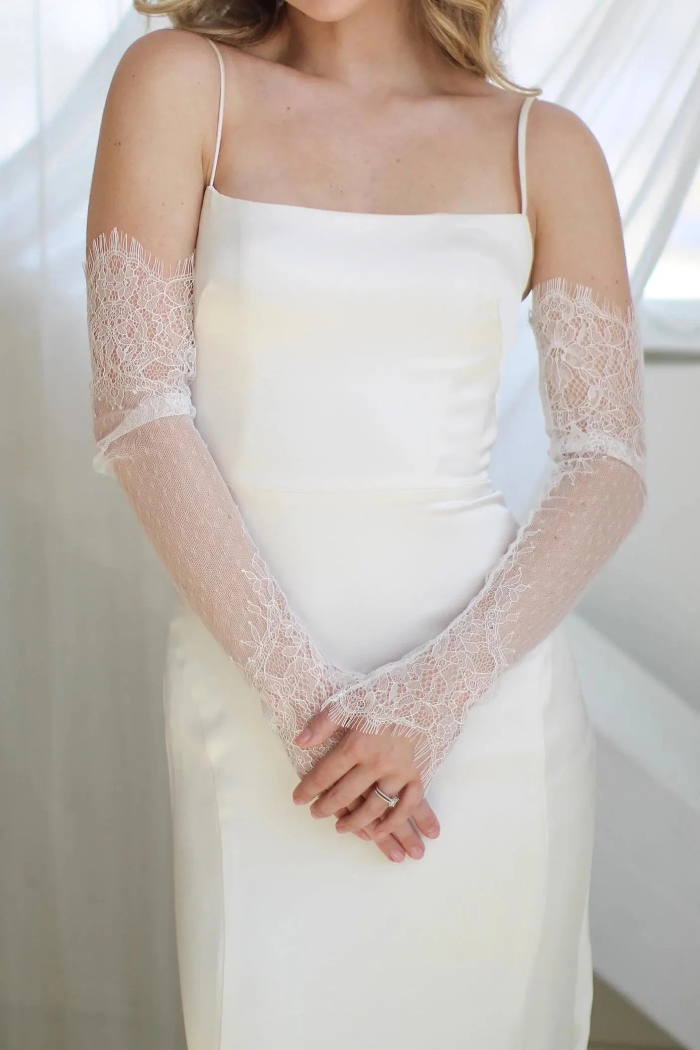 Customized Chantilly Lace Fingerless Wedding Gloves Elegant Long Bridal Sleeves Vintage Accessory for Brides Tulle Bridal Glove
