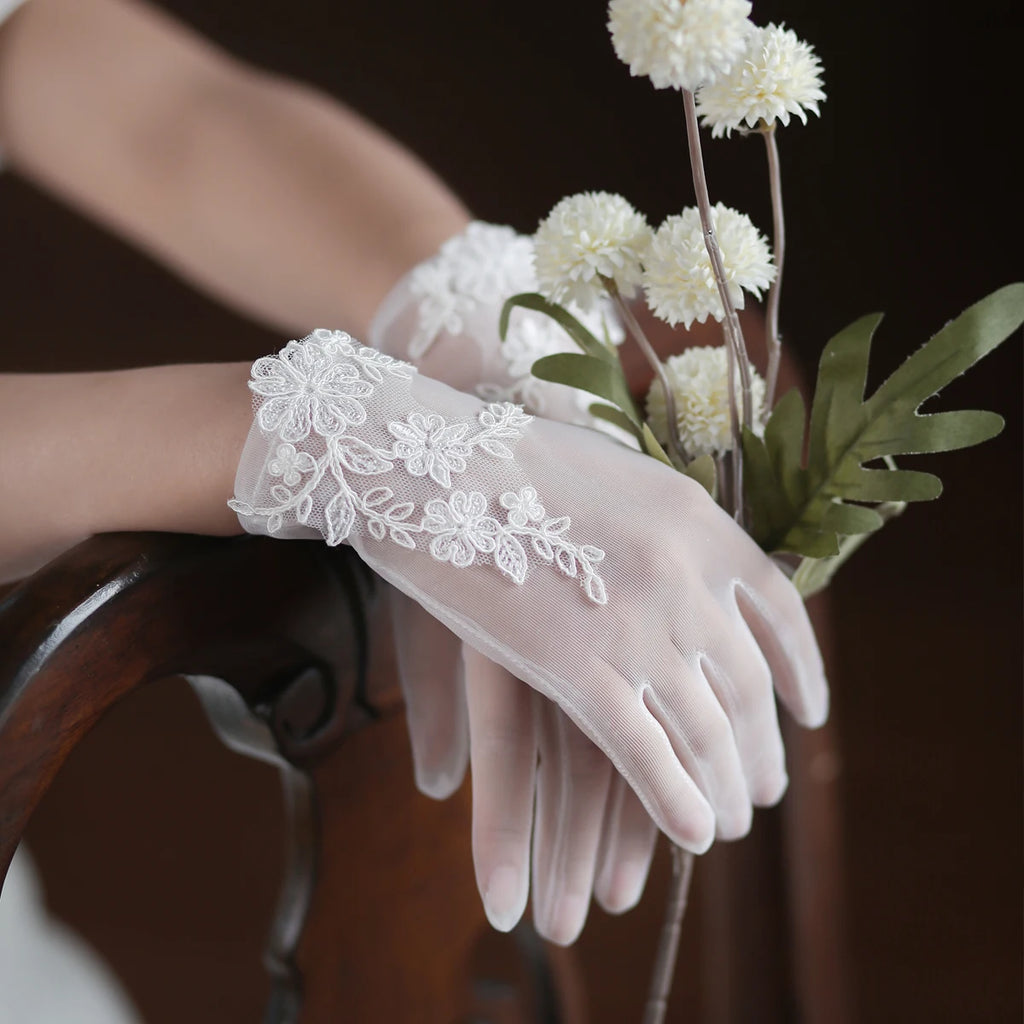 WG060 Wedding Bridal White Gloves Handmade Soft Tulle Lace Appliqued Short Brides Gloves Women Pageant Prom Perform Handschuh