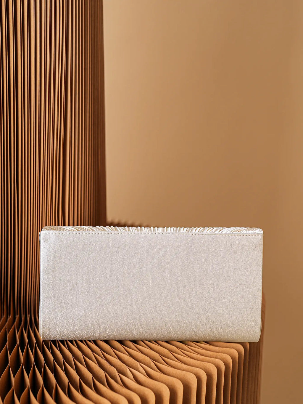 Womens Pearl Decor pleated Satin Clutch Bag， Fashion Diamond Evening Handbag Bridal Purse for Wedding Party for Women Formal Par