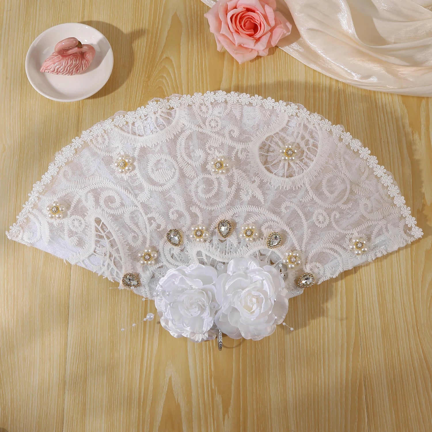 A Wedding Decoration Fan, Snow White Art Flower Decoration Wedding Supplies, Suitable for Bridal Engagement and Wedding Season,