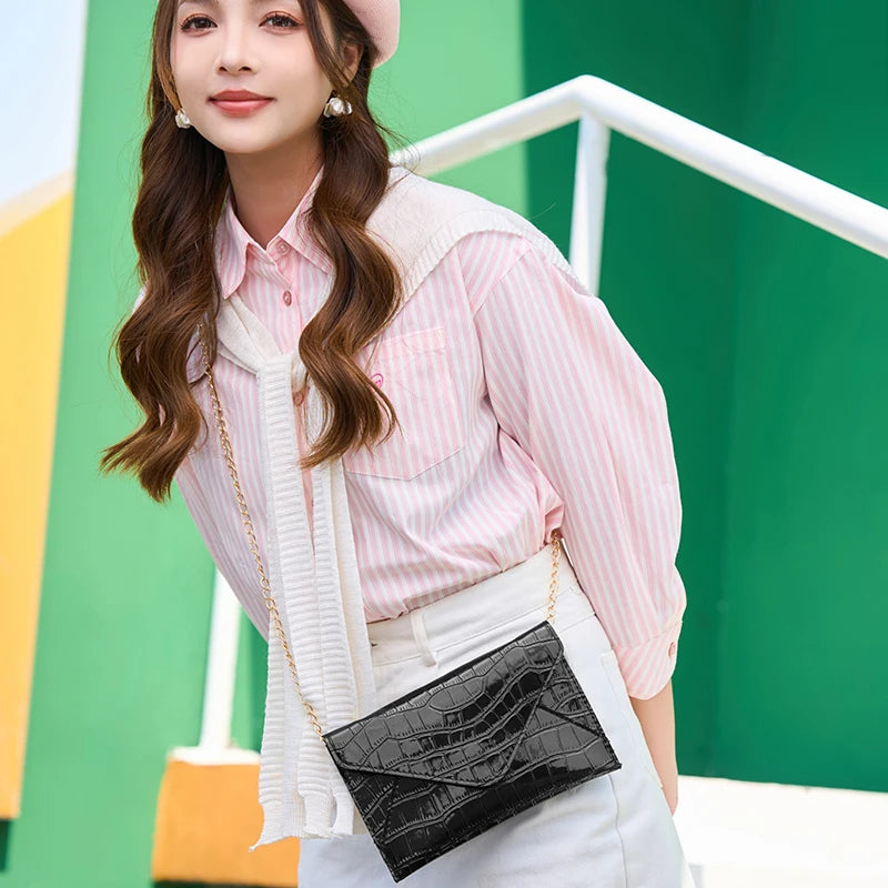 Banquet Chain Shoulder Clutch