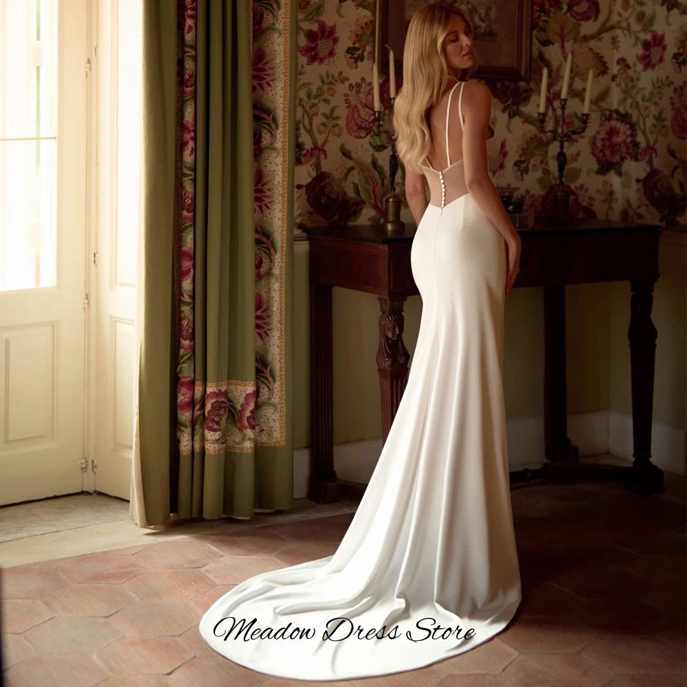 Sexy Backless V-neck Bridal Gowns Customized Temperament Mermaid Satin Robe de mariée Charming Ruched Sleeveless Wedding Dress