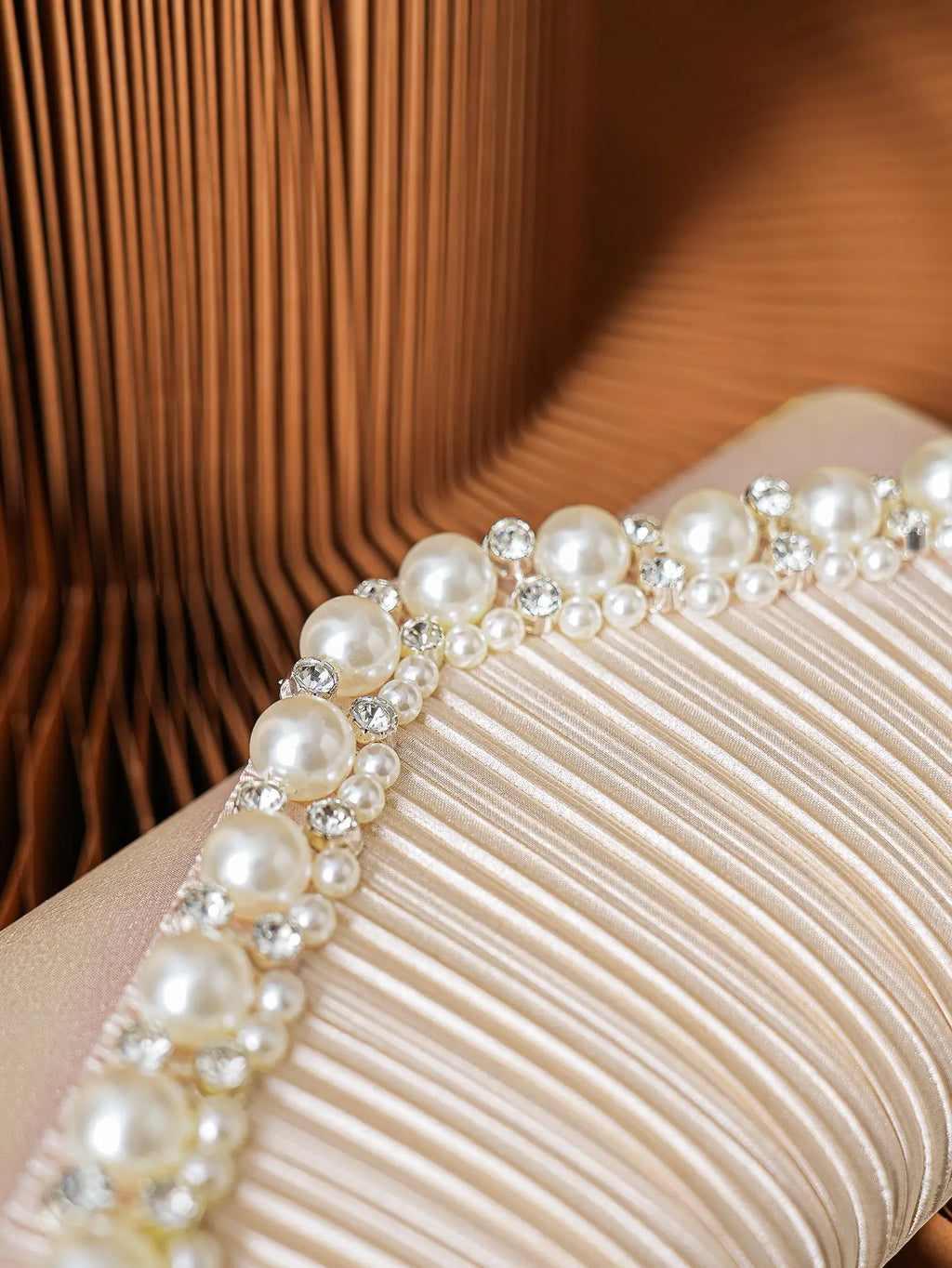 Womens Pearl Decor pleated Satin Clutch Bag， Fashion Diamond Evening Handbag Bridal Purse for Wedding Party for Women Formal Par