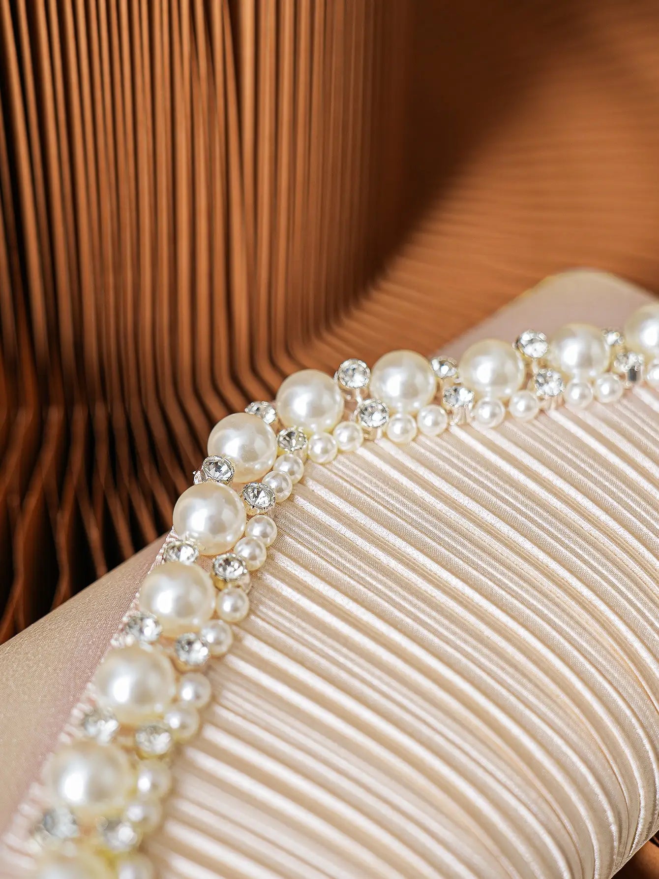 Womens Pearl Decor pleated Satin Clutch Bag， Fashion Diamond Evening Handbag Bridal Purse for Wedding Party for Women Formal Par