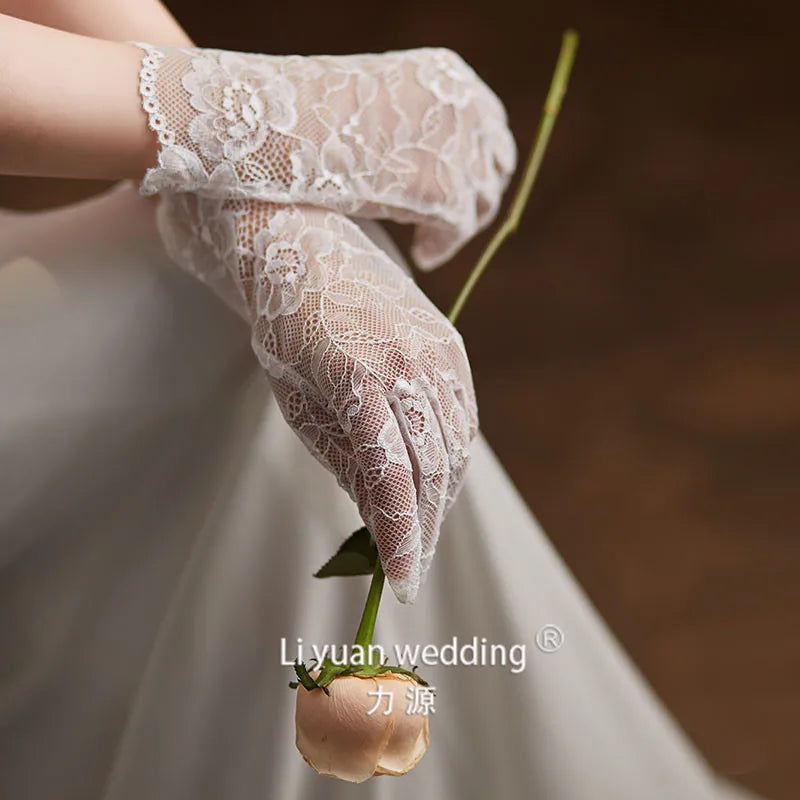 Short Lace Bridal Gloves Floral Embroidered Sheer Tulle Wedding Gloves for Bride Wedding Dress Accessories Photo Shoot & Events