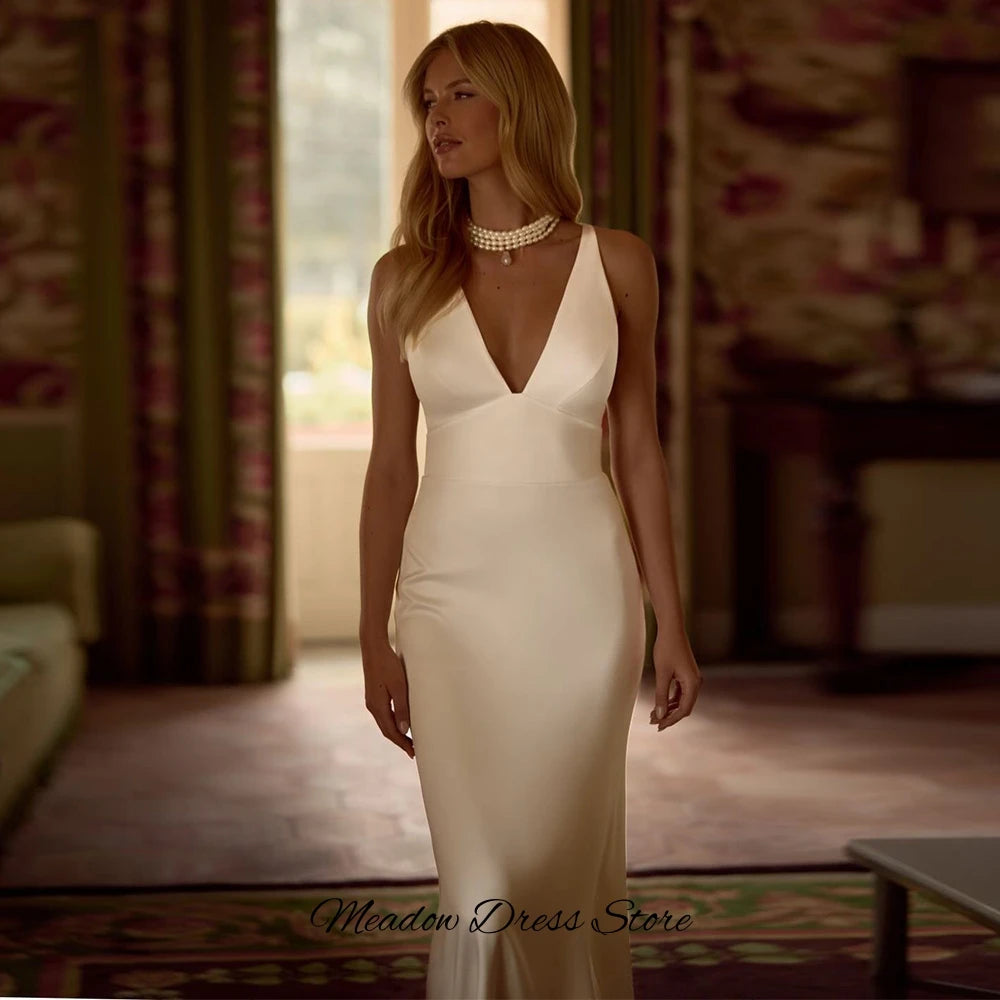Sexy Backless V-neck Bridal Gowns Customized Temperament Mermaid Satin Robe de mariée Charming Ruched Sleeveless Wedding Dress