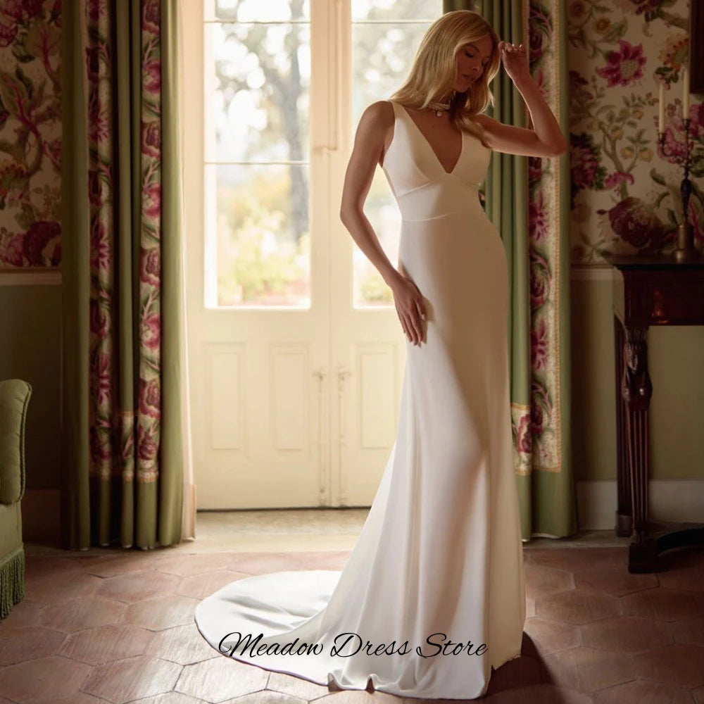 Sexy Backless V-neck Bridal Gowns Customized Temperament Mermaid Satin Robe de mariée Charming Ruched Sleeveless Wedding Dress