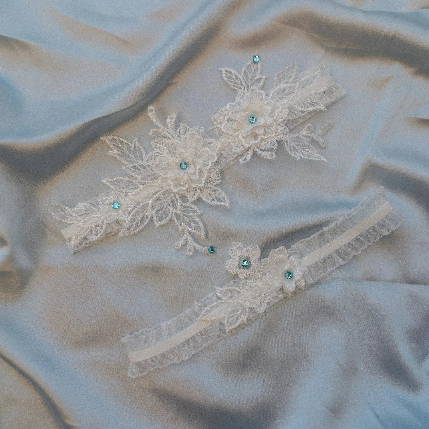 White Lace Appliques Wedding Garter for Bride Lace Leg Ring Loop  Garter Belt with Blue Crystals