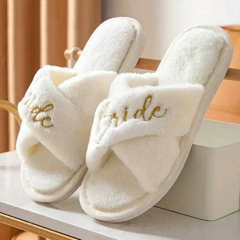 1Pair Wedding Bride To Be Bridesmaid Slippers Women's Plush Toe Slipper White Shaggy Shoes for Bridal Party Favors Supply