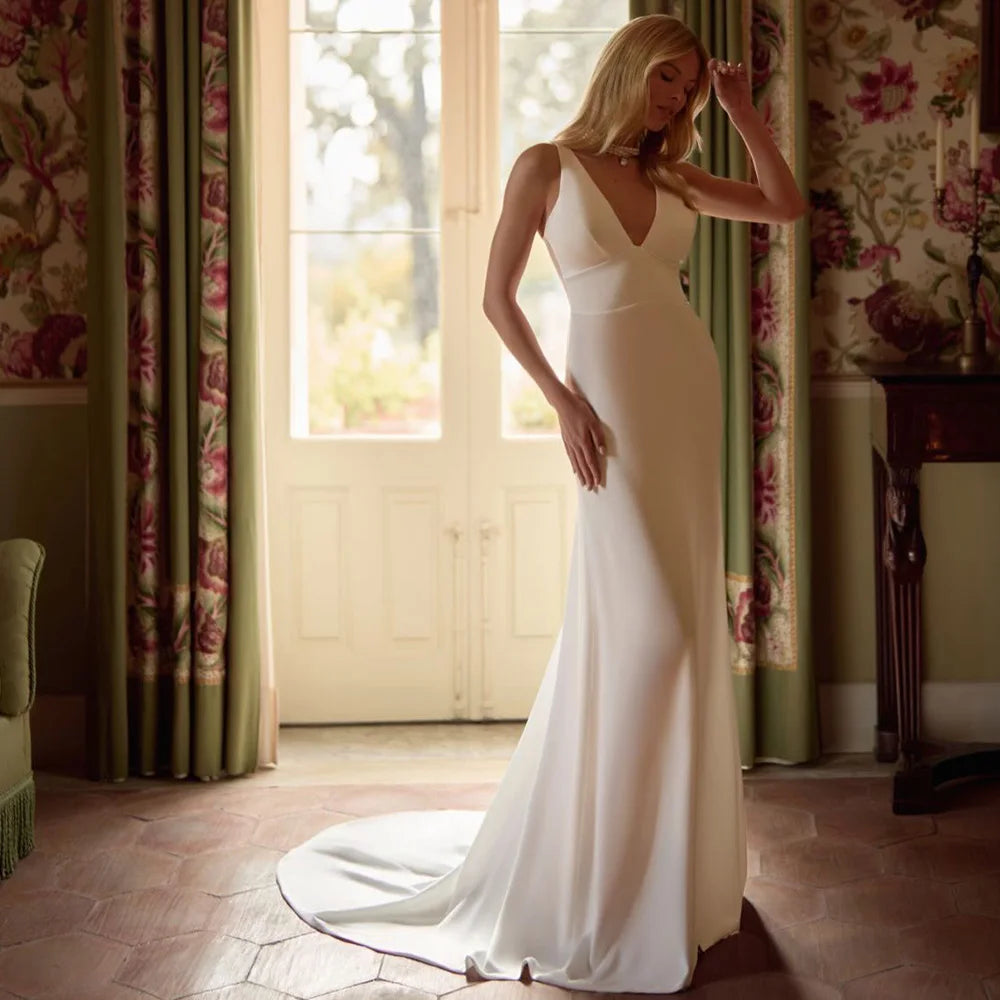 Sexy Backless V-neck Bridal Gowns Customized Temperament Mermaid Satin Robe de mariée Charming Ruched Sleeveless Wedding Dress