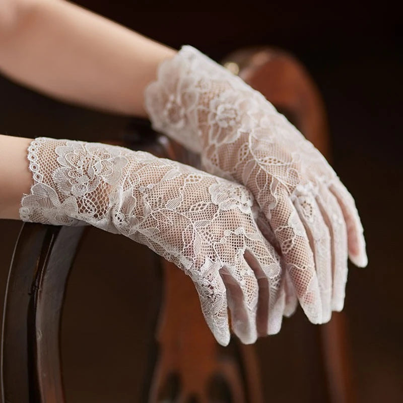 Short Lace Bridal Gloves Floral Embroidered Sheer Tulle Wedding Gloves for Bride Wedding Dress Accessories Photo Shoot & Events