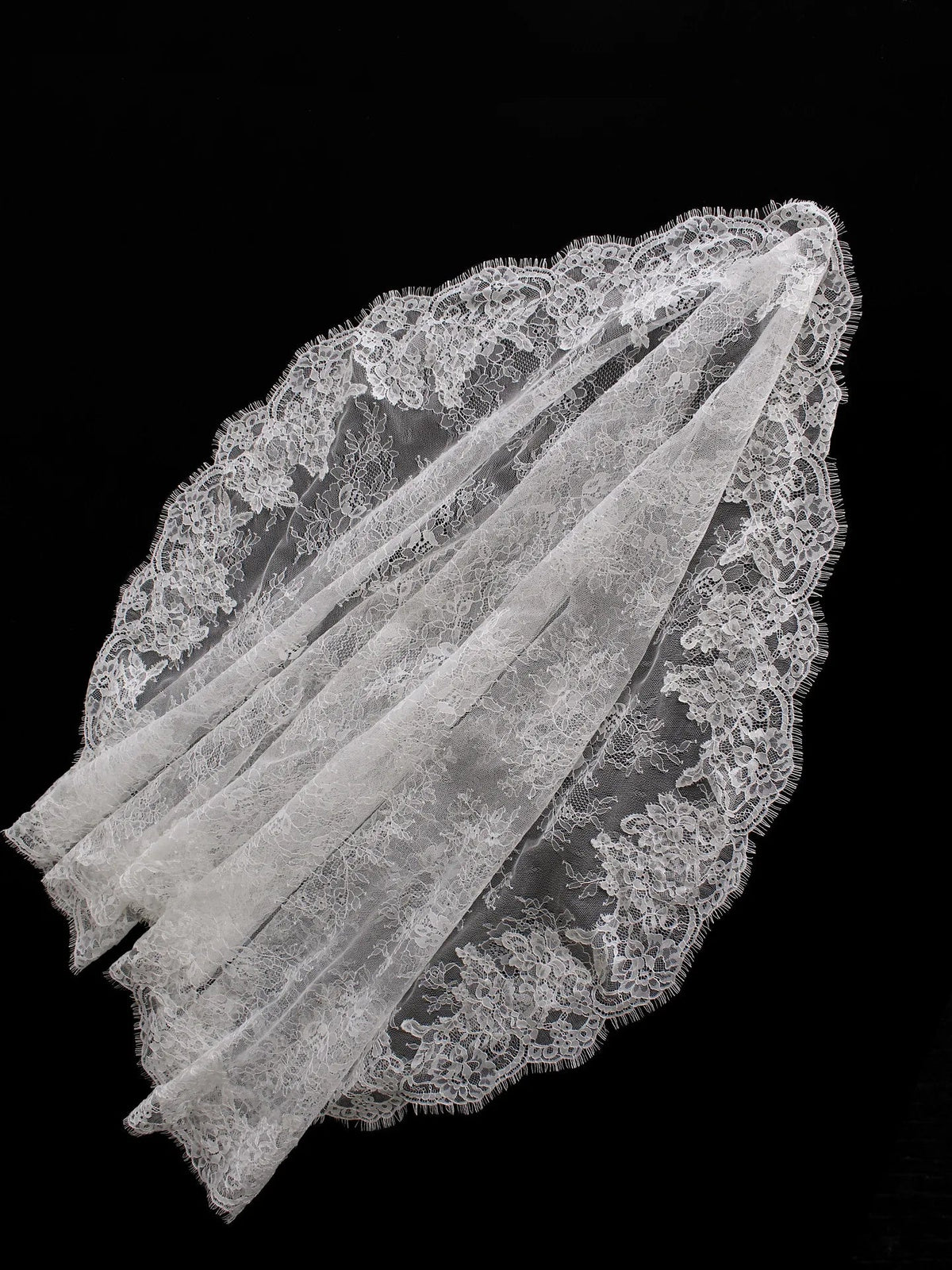 Short Lace-Edge Shoulder-Length Fairy Bridal Veil - Luzilly Bridal & Apparel