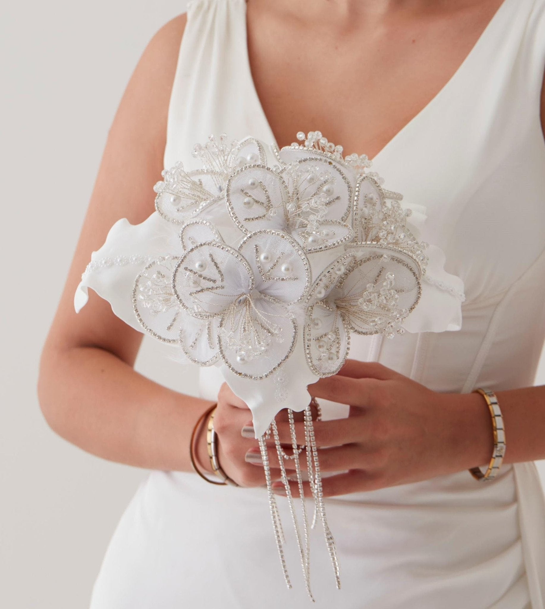 White Flower Bouquet – Ideal for Bridal, Quinceanera, or Proposal - Luzilly Bridal & Apparel