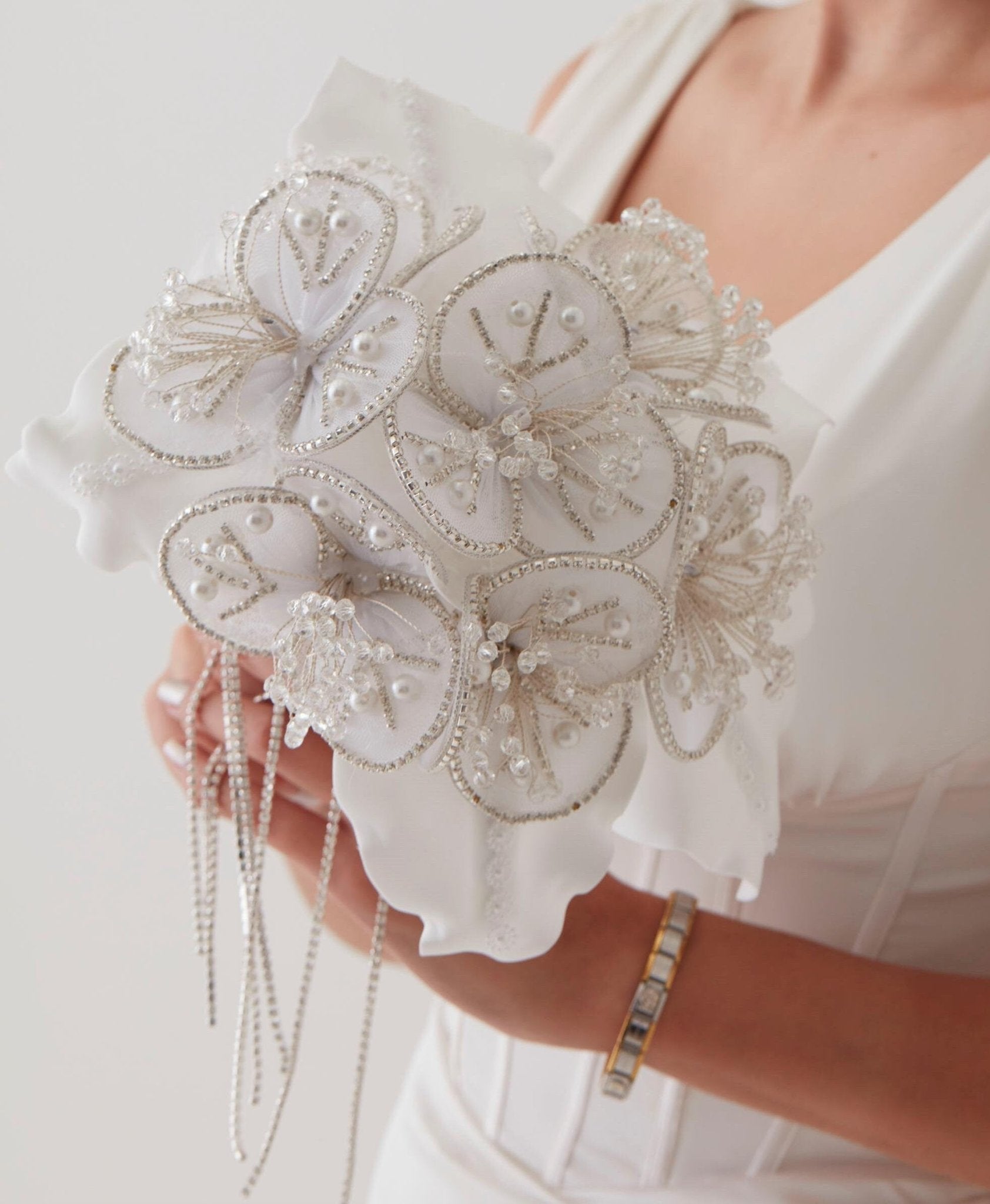 White Flower Bouquet – Ideal for Bridal, Quinceanera, or Proposal - Luzilly Bridal & Apparel