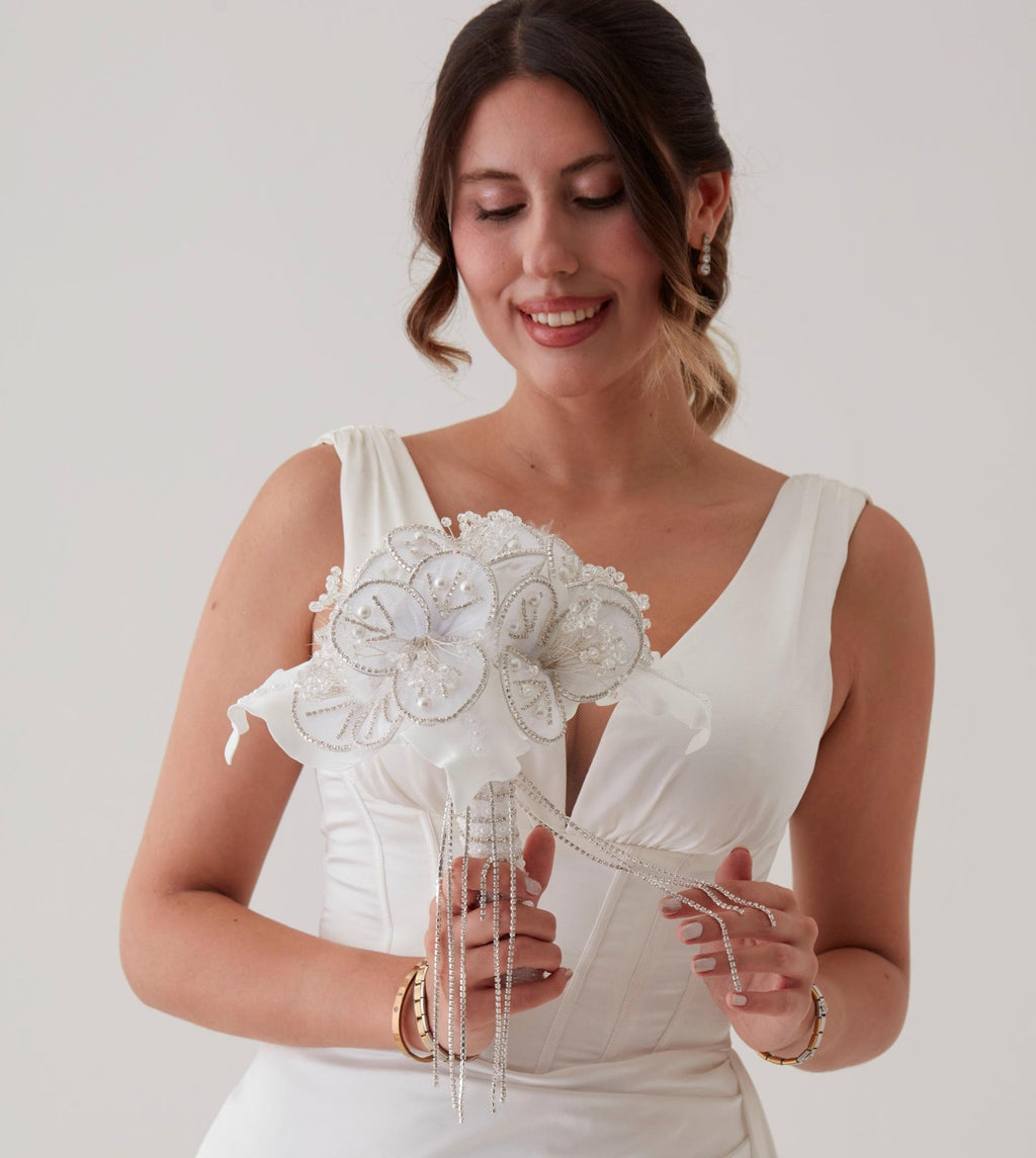 White Flower Bouquet – Ideal for Bridal, Quinceanera, or Proposal - Luzilly Bridal & Apparel