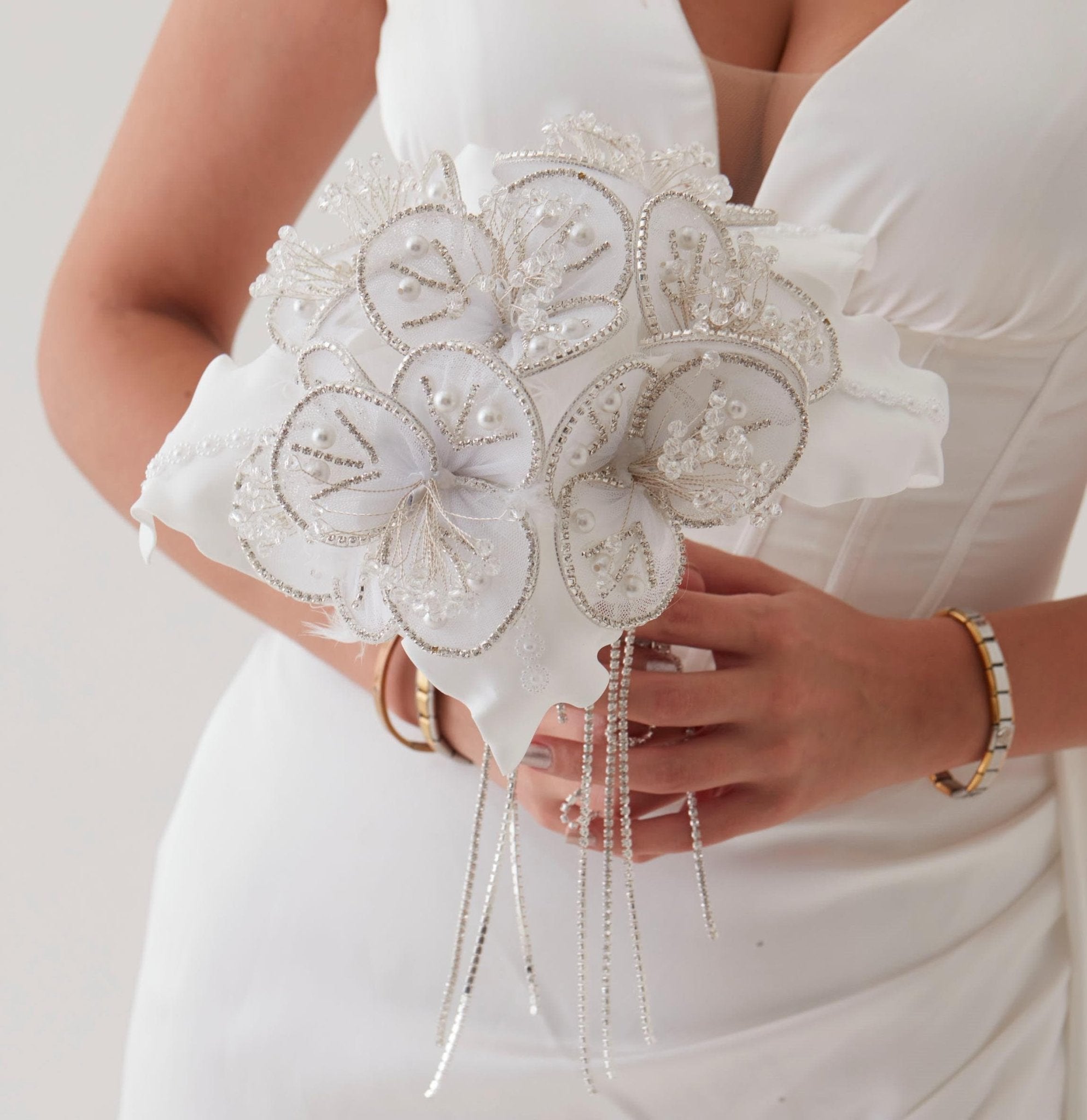 White Flower Bouquet – Ideal for Bridal, Quinceanera, or Proposal - Luzilly Bridal & Apparel